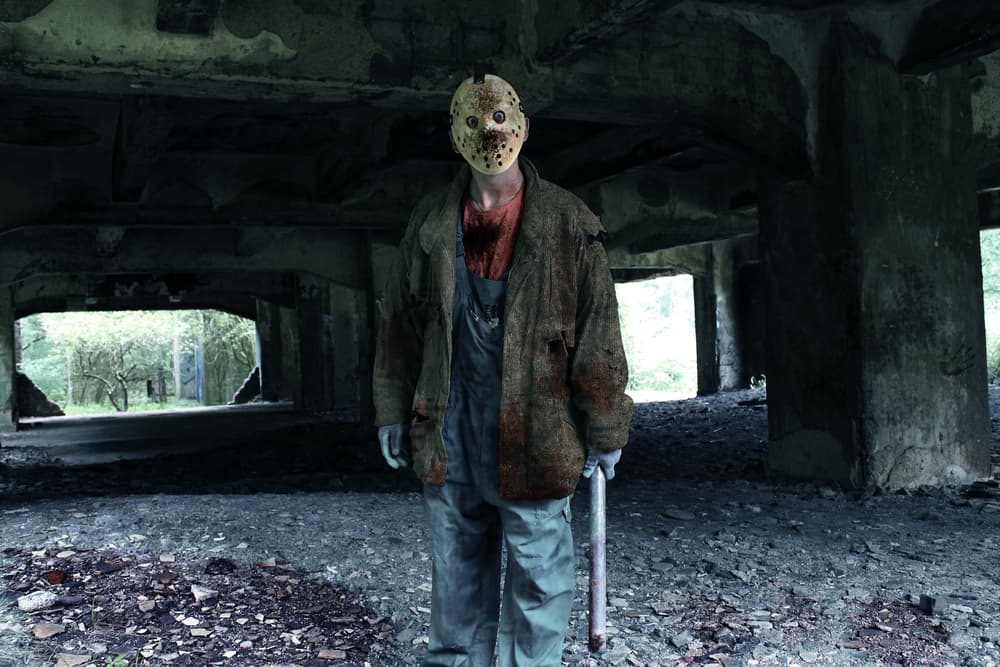 Y como buen personaje simpático y carismático en una cinta de horror, es el que te da coraje que maten; aquel que pierde la vida horrendamente ante el asesino o sacrificándose trágicamente para así salvar a su mejor amigo o ser amado.