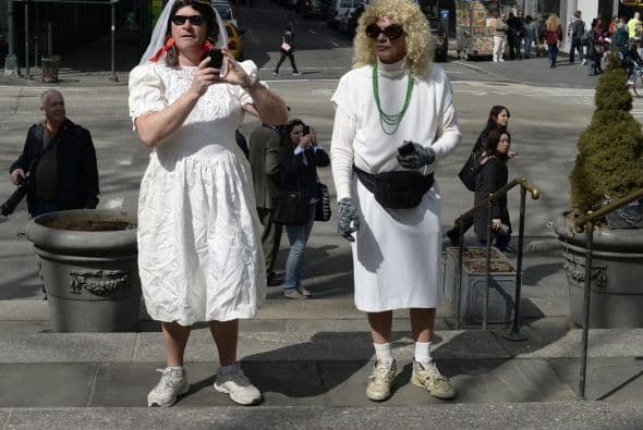Las novias de marzo se inició en 1999 como un evento Cacophony Sociedad anual que tiene lugar el 15 de marzo, la intervención pretende ser una parodia de las bodas en la cultura occidental. El evento forma parte de un teatro de la calle con hombres y mujeres vestidos con trajes de novias, que salen a las calles de Nueva York y posan en diferentes puntos de la ciudad.