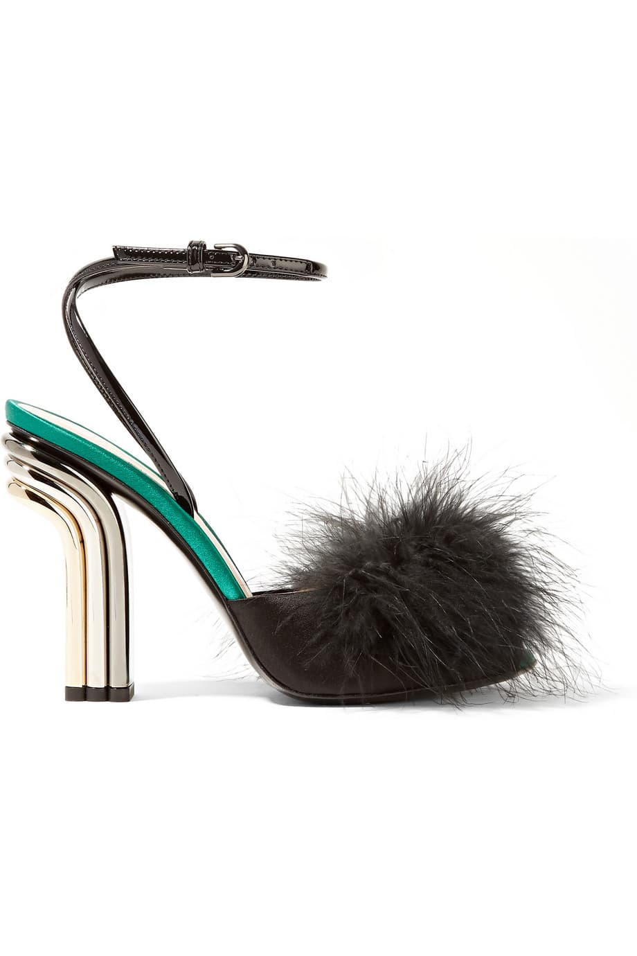 La mezcla de texturas de satín verde esmeralda, con satín negro, delicadas plumas, tacón arquitectónico en dorado y plata y pulsera de piel, hacen de estas sandalias una pieza lujos, estética y sofisticada.
<b> (Marco de Vicenzo)</b>
<br>