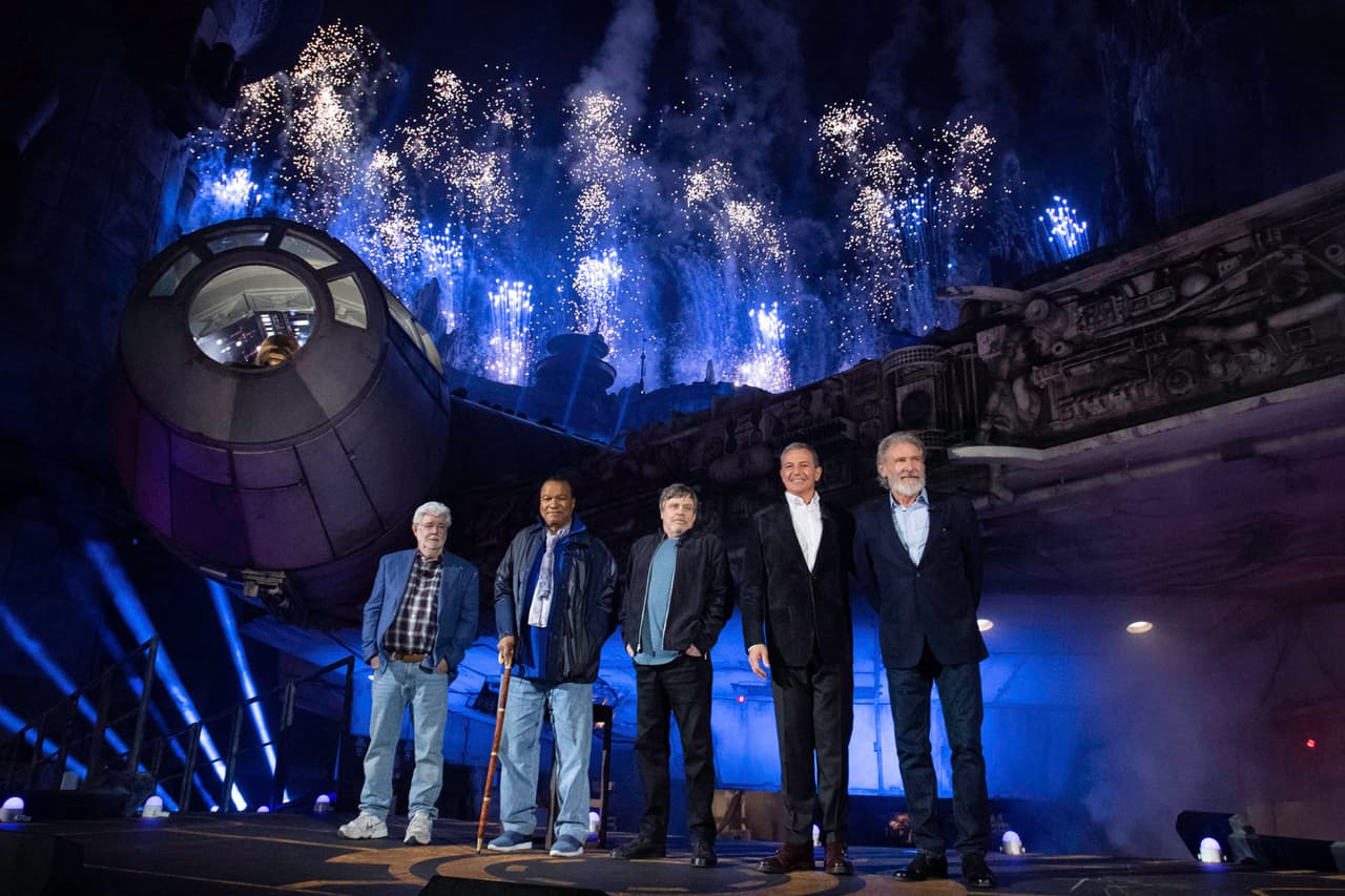 De izquierda a derecha se puede ver a George Lucas, Billy Dee Williams, Mark Hamil, Bob Iger y a Harrison Ford en la inauguración del nuevo parque que pretende recibir a miles de fanáticos de todo el mundo.