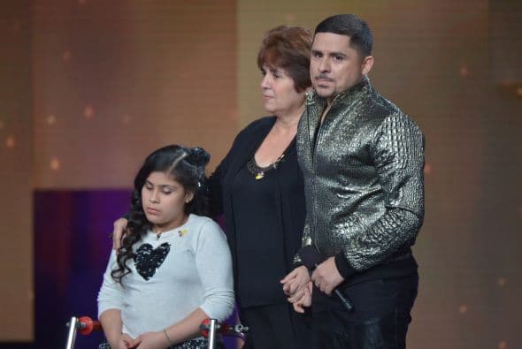 Cuando la hermana de Larry Hernández se negó a abortar un embarazo con complicaciones, el cantante le prometió que nunca estaría sola. Hoy cumple su palabra junto a Lupita, su sobrina, quien sufre de spina bifida. 