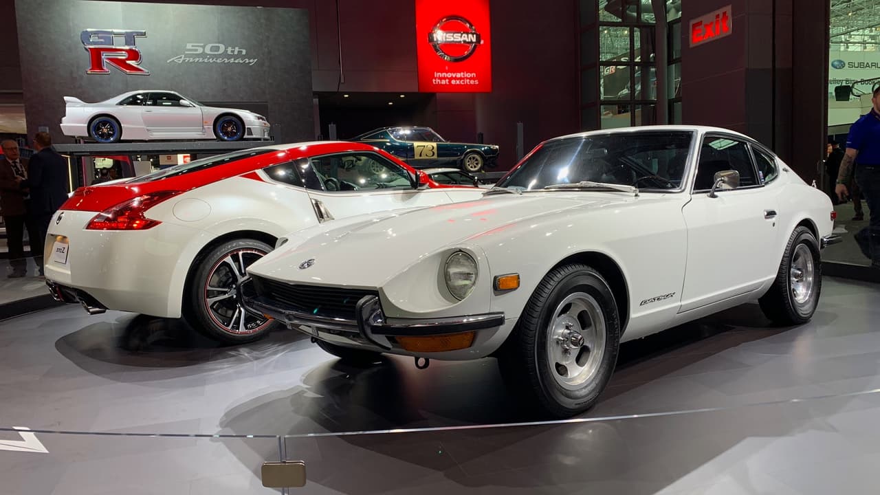 <h3 class="cms-H3-H3">50 aniversario del Z Car de Nissan</h3>
<br>Quién hubiese pensado en 1969 que el pequeño deportivo al que se referían en Japón como el Nissan Fairlady Z, y en EEUU como el 
<b>Datsun 240Z</b> se iba a convertir en toda una leyenda del mundo del motor, tanto dentro como fuera de Japón. Una leyenda que tuvimos la oportunidad de celebrar en Nueva York. Nissan también la celebra, con na edición conmemorativa de la actual versión del Z Car el 370Z. Hubiesemos preferido un nuevo auto ya que la actual generación data de 10 años atrás, y se le nota.