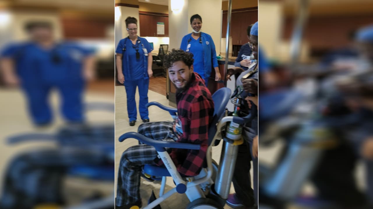 Momento en que Daniel Oquendo es dado de alta, entre los aplausos de médicos y enfermeras.