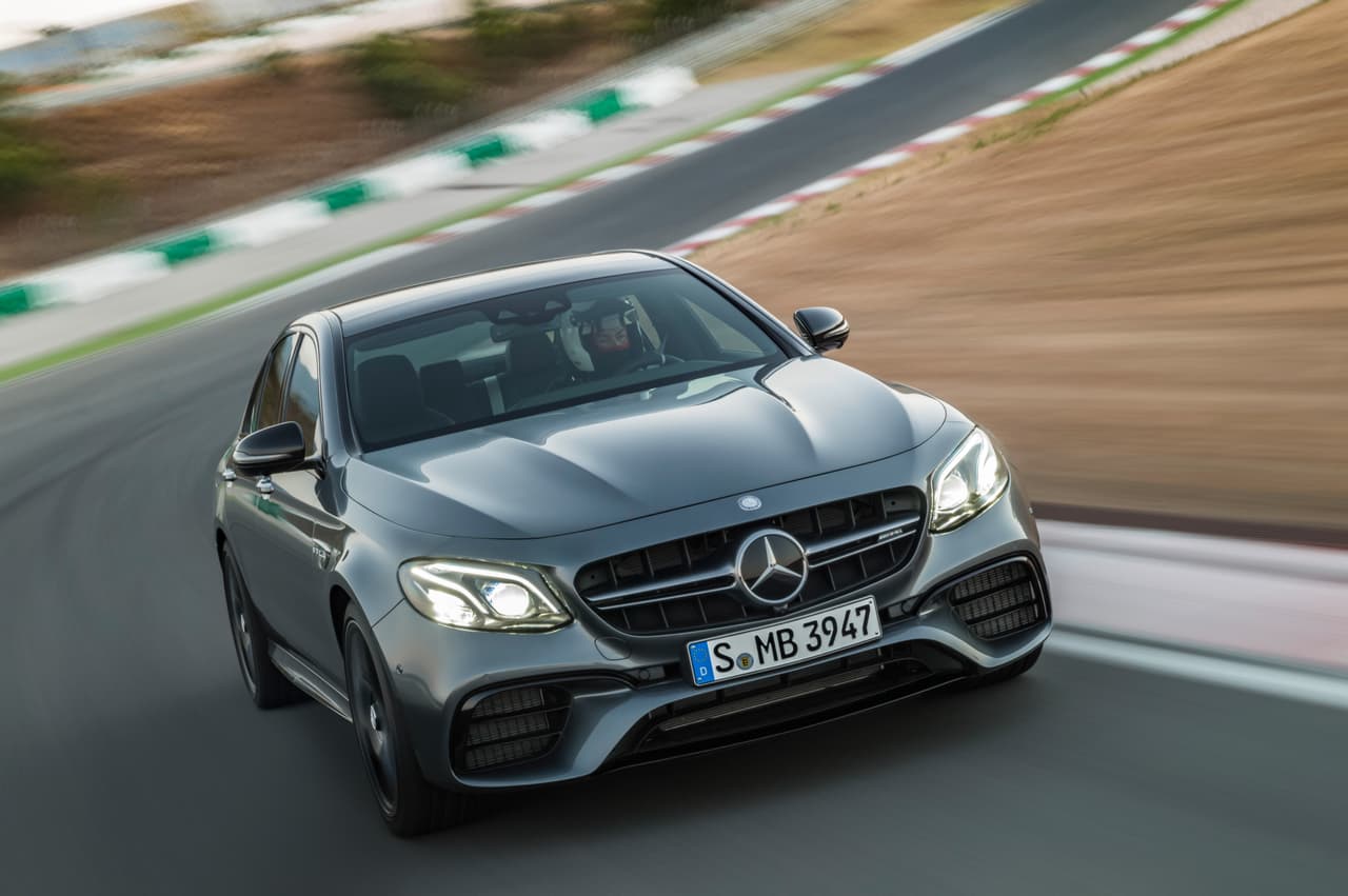 Mercedes-Benz nos indica que toda esta potencia está disponible a través de un amplio rango de revoluciones, entre 2,500 y 4,500 rpm lo que da una sensación de poderío fluido donde quiera que se encuentre el acelerador. El modelos E63 puede acelerar de 0 a 60 mph en 3.4 segundos mientras que el E63S lo hace en 3.3 segundos. En ambos modelos la velocidad está electrónicamente limitada a 186 millas por hora.