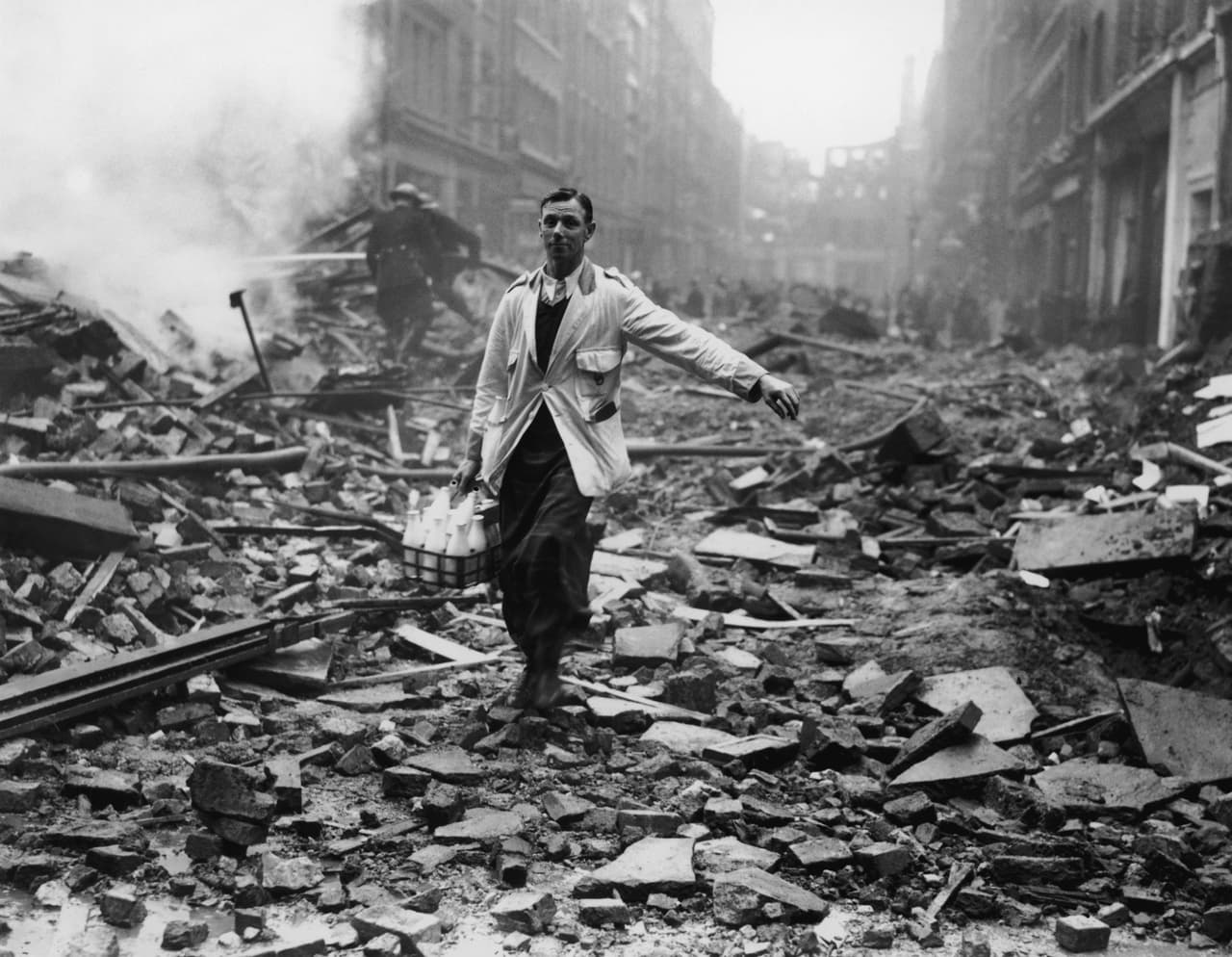 <h3 class="cms-H3-H3">Londres, Inglaterra</h3>
<br>
<br>Entre el 7 de septiembre de 1940 y el 11 de mayo de 1941, la Luftwaffe alemana bombardeó Londres y otras ciudades del Reino Unido en una campaña conocida como Blitz que tenía como principal meta destruir la moral de los británicos. 
<br>
<br>Los nazis bombardearon sistemáticamente Londres durante 57 días, destruyendo el centro histórico de la ciudad y matando a 28,000 personas, dejando a otras 25,000 heridas. 
<br>