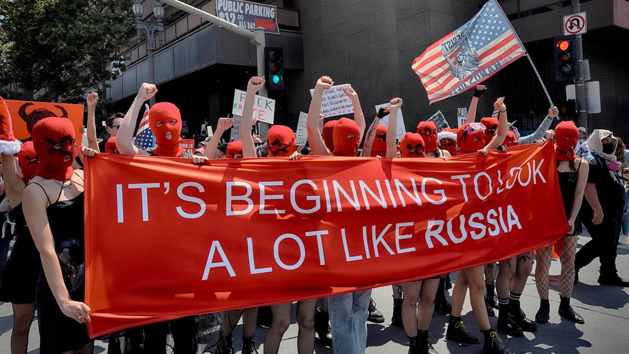 Pussy Riot se une a las protestas "No Kings" en Los Ángeles con mensaje contra autoritarismo