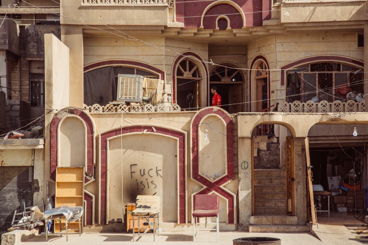 “La destrucción de la ciudad es impresionante. El ejército iraquí, las fuerzas especiales y la población local fue amable conmigo, sobre todo cuando les decía que soy estadounidense. Aunque oficialmente la ciudad está liberada, en Mosul todavía hay batallas. Estuve cerca del combate durante algunas horas y en Mosul todo un día”, concluyó el periodista.