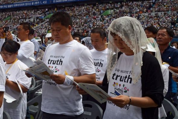 Antes de la misa, Francisco se reunió en privado con una decena de sobrevivientes de la tragedia del ferry Sewol.