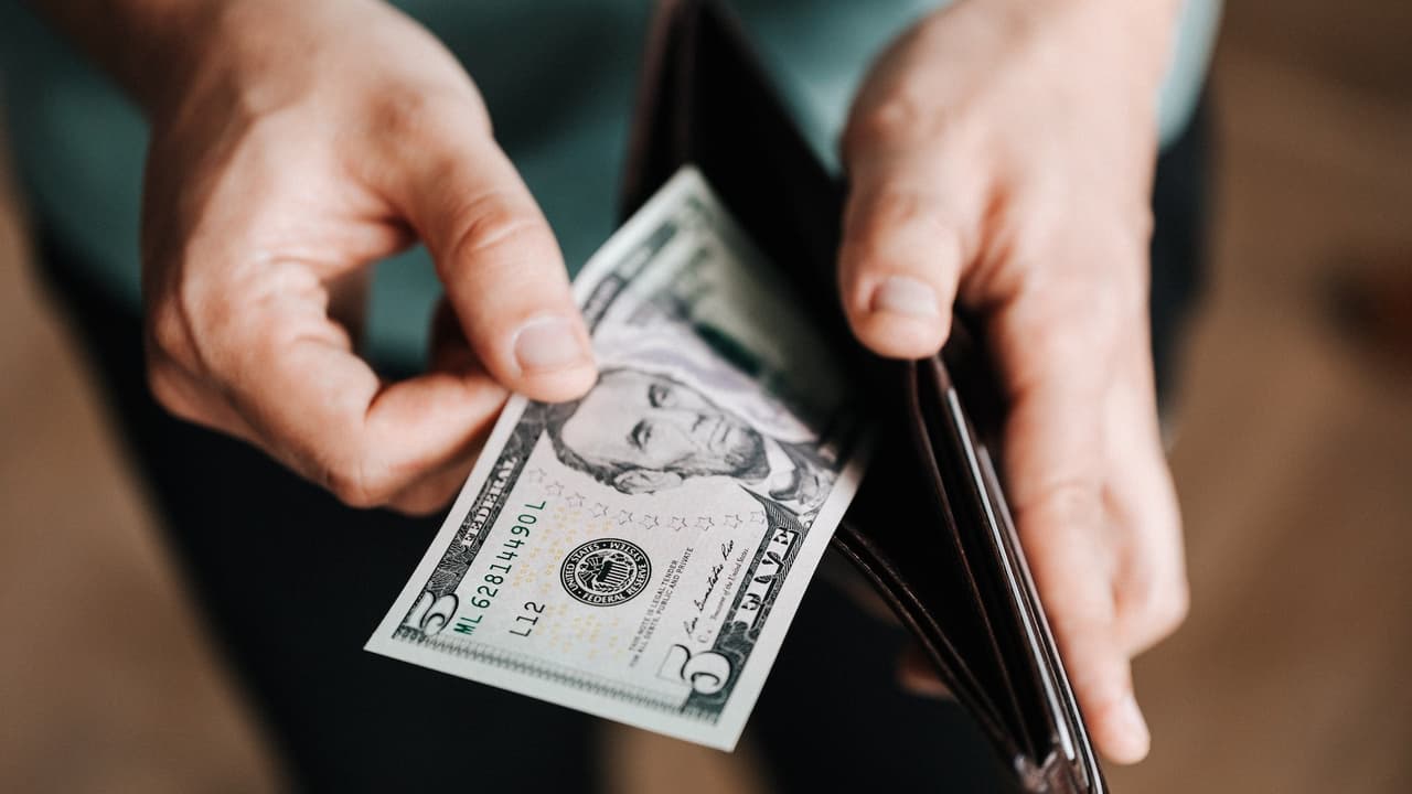 5 vampiros financieros que acaban con tu dinero