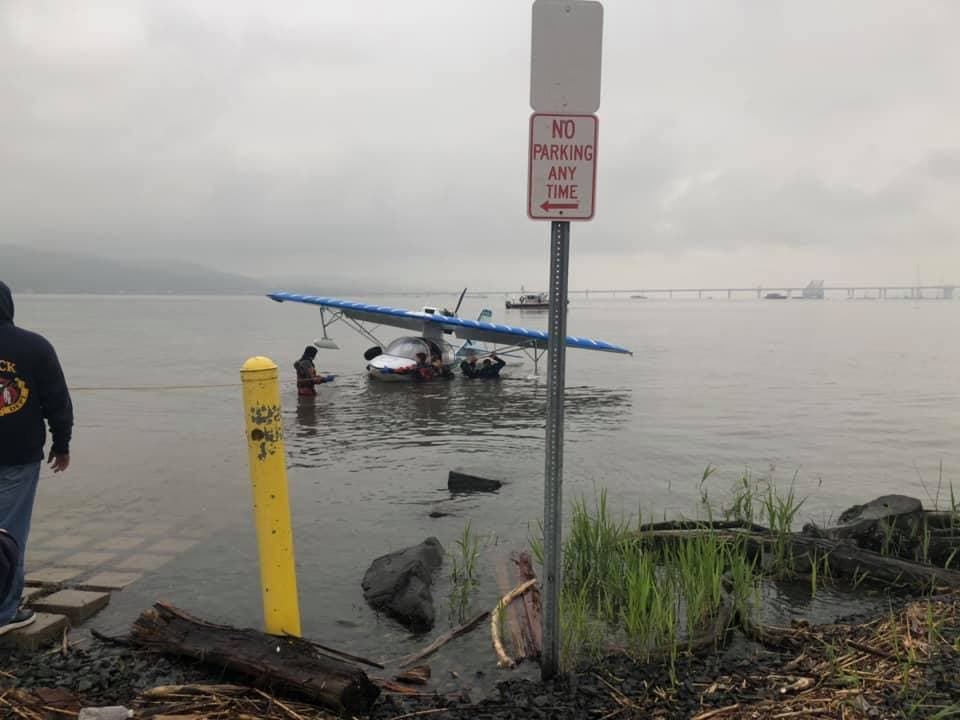 La avioneta llega a tierra.