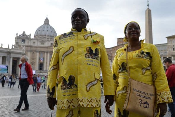 Y esta pareja coordinó el color de sus trajes y también a los Papas que llevaron estampados sus vestidos.
