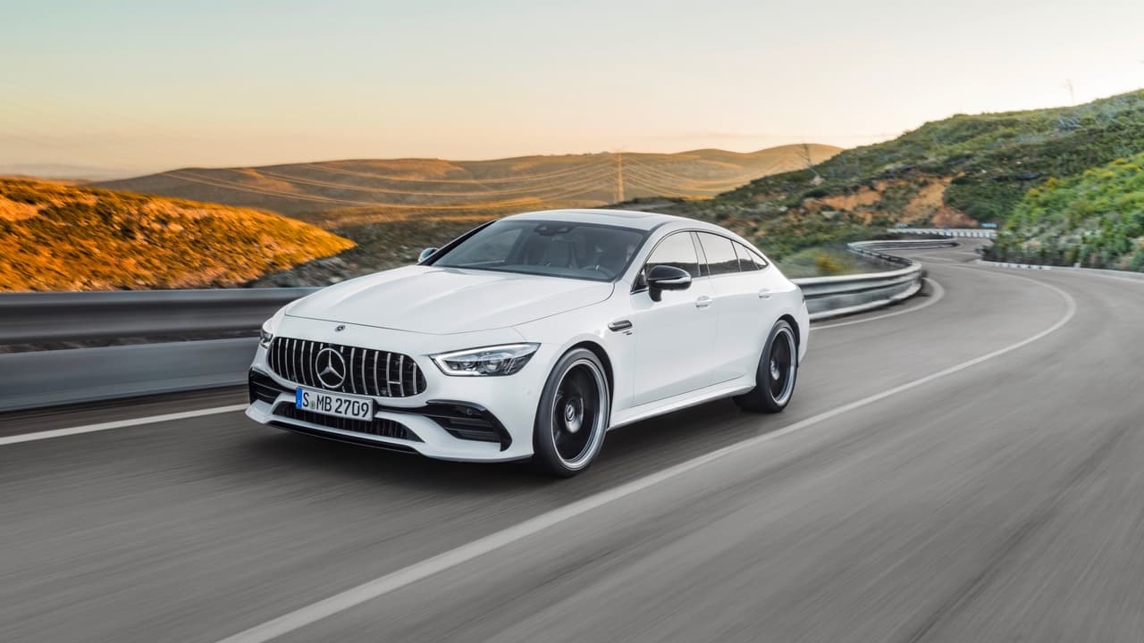La familiaridad con el nuevo 
<a href="https://www.univision.com/noticias/mercedes-benz/el-nuevo-mercedes-benz-cls-llega-al-auto-show-de-los-angeles-fotos">CLS</a> es innegable, sin embargo el equipo de diseño de Mercedes-AMG logró una suficiente diferenciación con el coupé de 4 puertas de Mercedes-Benz, La parrilla Panamericana, el diseño de los faros y el tratamiento de diseño en los cuartos trasero con ventanas extendidas más allá del contorno de las puertas son detalles exclusivos que