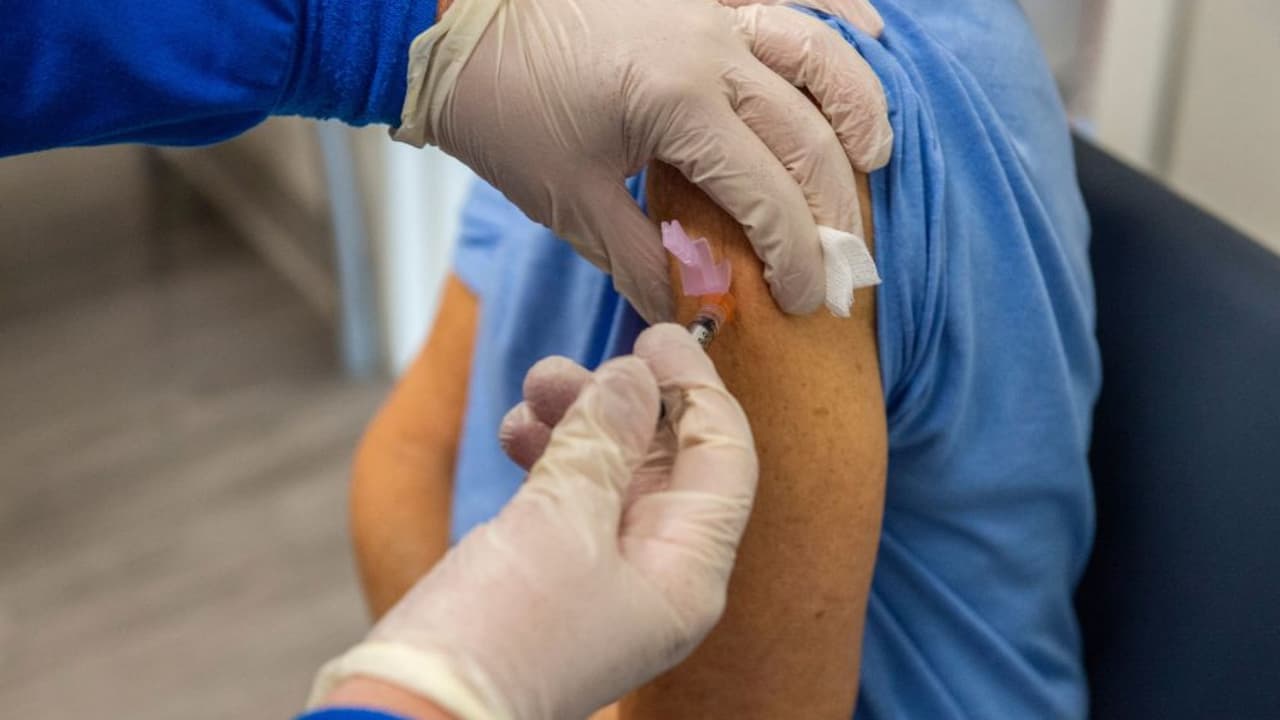 Un juez bloquea la orden de vacunación para los trabajadores de la salud de Nueva York