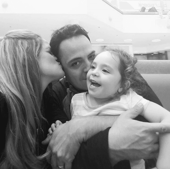 Ella da todo para su familia, y su familia es el polo a tierra que uno necesita después de un día agitado.