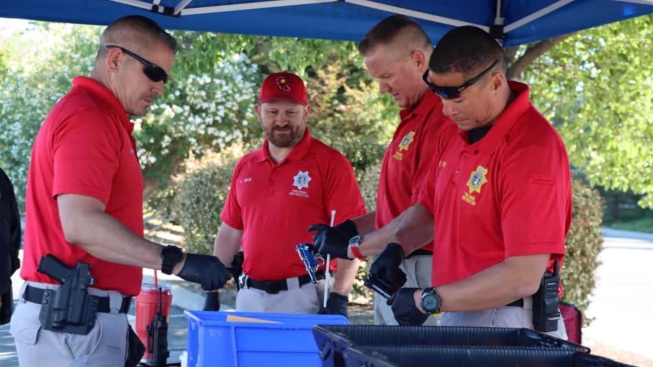 Este es el tercer evento de compra de armas en el que ha participado la Fundación Matt García desde que el concejal fue asesinado en 2008. “El delincuente que disparó a Matt en la nuca, pudo comprar ilegalmente esa arma de fuego a otro tipo, en una venta de garaje, quien también obtuvo ilegalmente el arma de una unidad de almacenamiento. Estas son las armas que queremos fuera de las calles”, indicó la fundación.
<br>