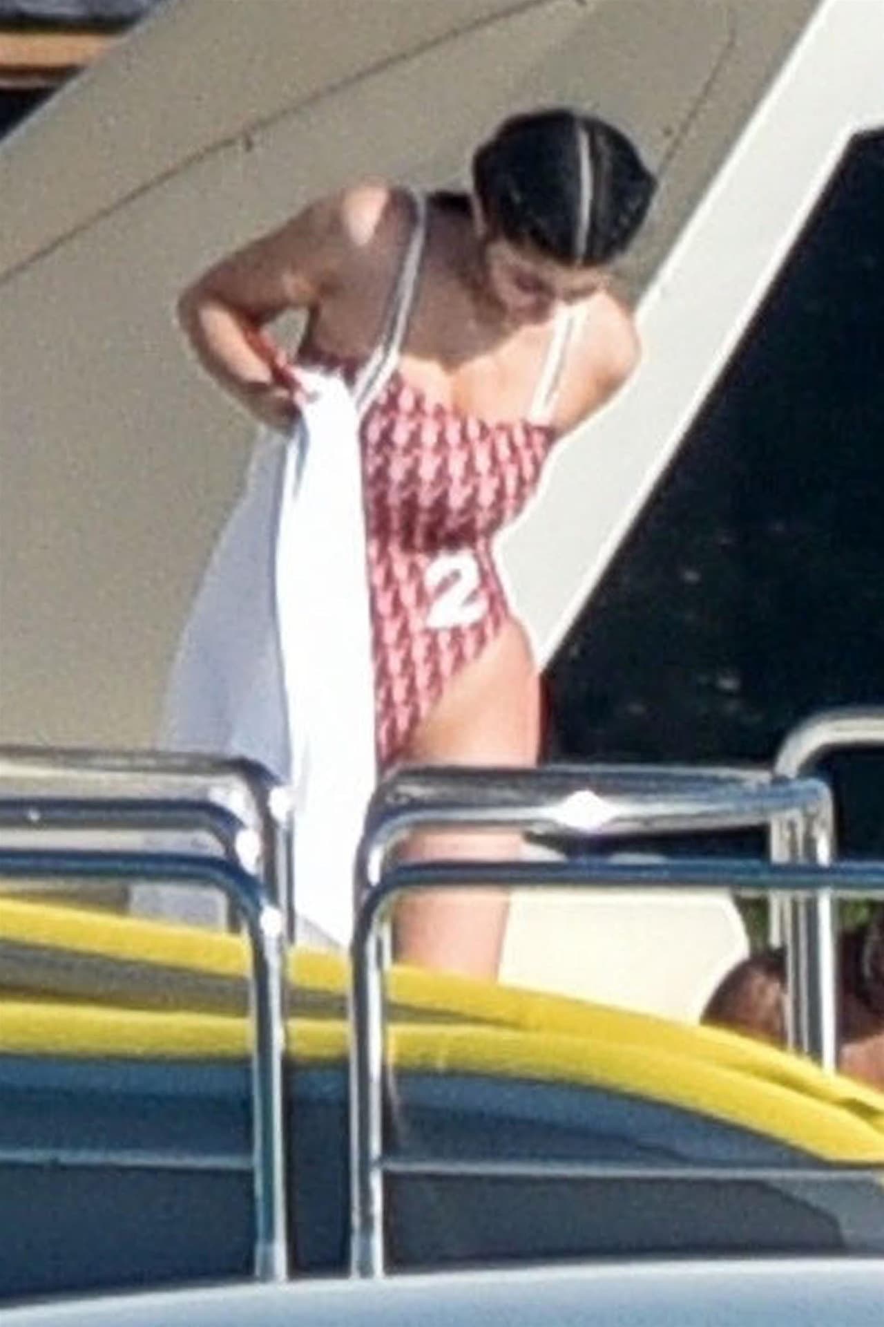 Jenner mostró su figura una vez más a tres meses de su primer parto con un traje de baño rojo de una sola pieza, mientras el rapero lució su marcado abdomen.