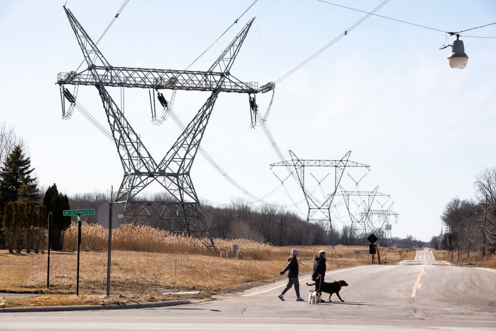Ontario impone recargo del 25% a la electricidad exportada a Nueva York en respuesta a aranceles de Trump
