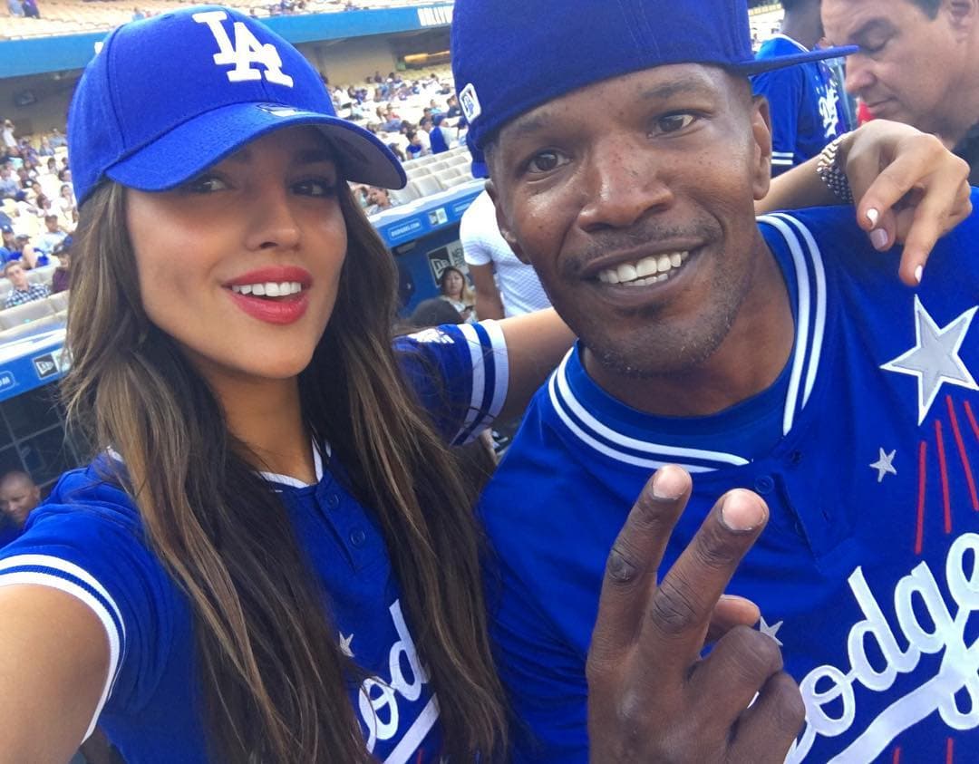 Eiza González y Jamie Foxx además de ser compañeros de trabajo son grandes amigos. Aquí la selfie que se tomaron en el Dodgers Hollywood Celebrity Game.