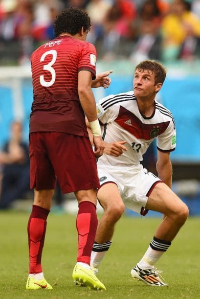 Thomas Mueller de Alemania reacciona después de un cabezazo de Pepe de Portugal lo que resulta en una tarjeta roja durante el Mundial de Fútbol FIFA.