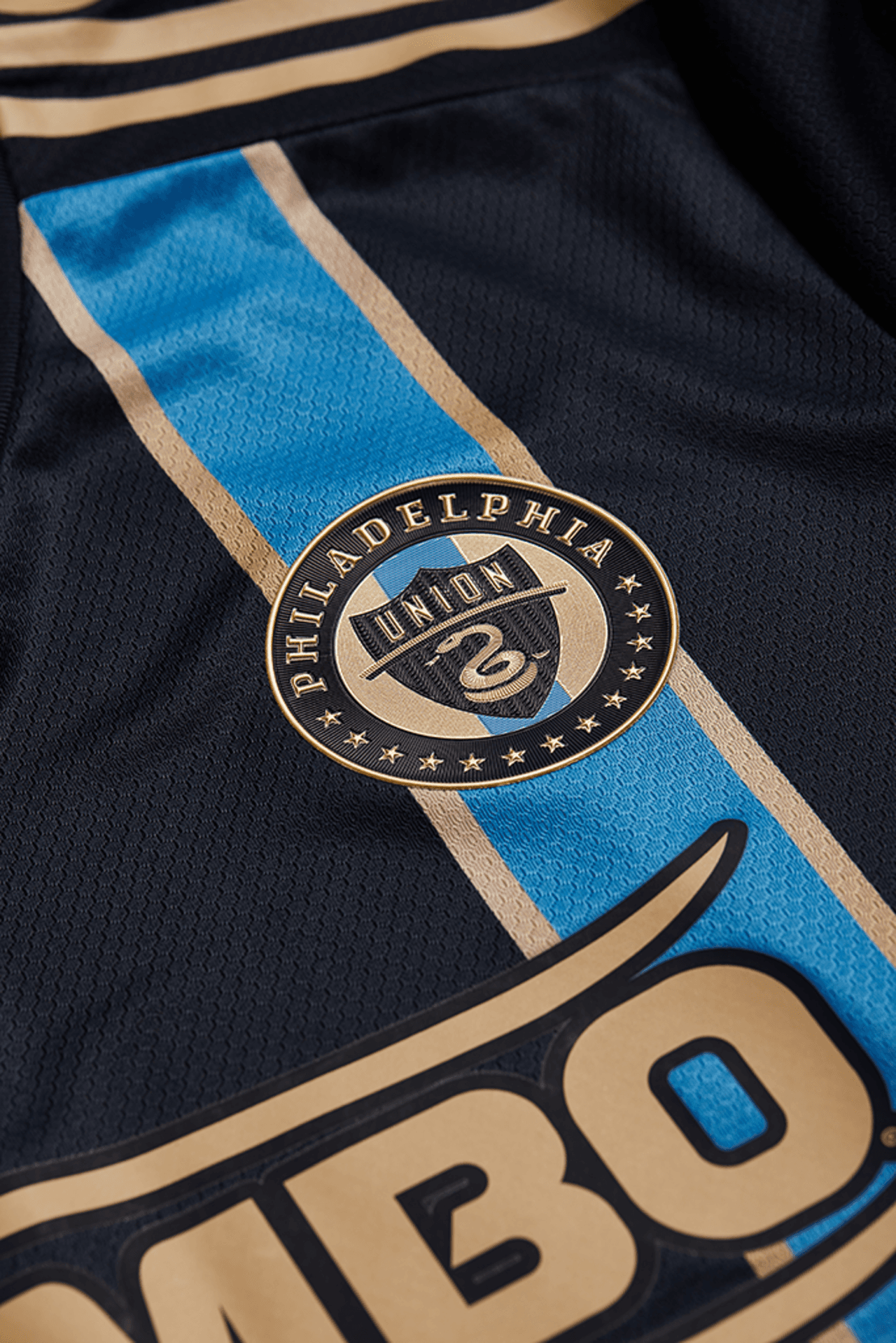 El diseño, en el que colaboró Creators’ Collective -un grupo de aficionados del equipo- incluye detalles que reflejan la ciudad, el equipo y sus seguidores.
<br>