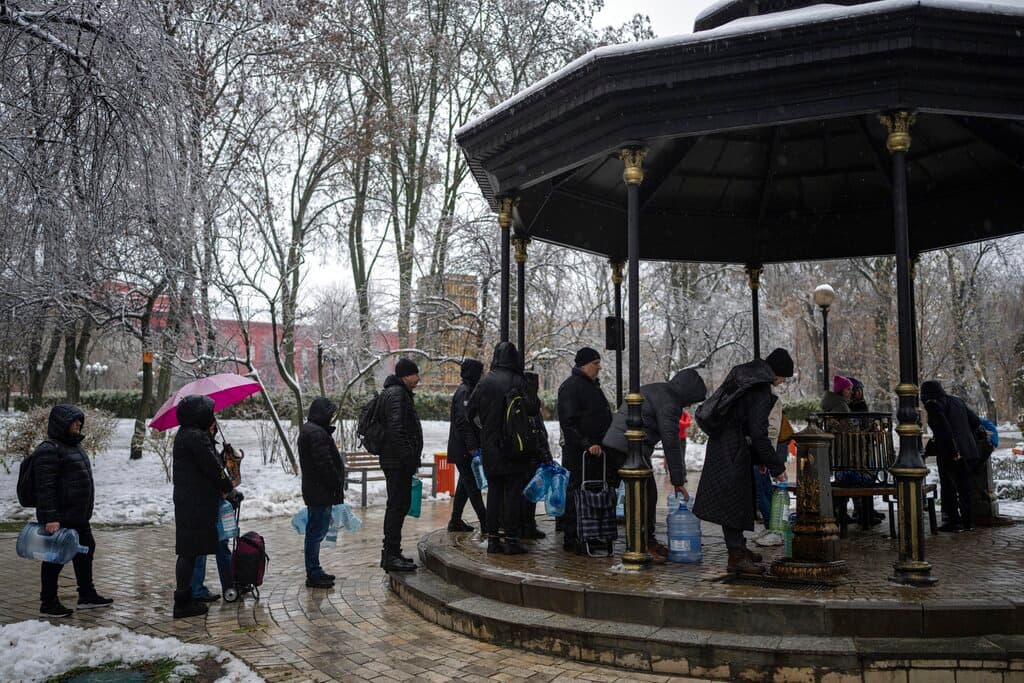 La gente hace fila para recolectar agua en Kiev, Ucrania, el jueves. Los residentes de la bombardeada pero impávida capital de Ucrania agarraron botellas vacías en busca de agua y 
<b>se agolparon en los cafés en busca de energía</b> y calor este jueves, cambiando desafiantemente al modo de supervivencia después de que nuevos ataques con misiles rusos un día antes sumergieron a la ciudad y gran parte del país en la oscuridad.