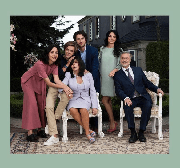 De acuerdo con Netflix, 'La casa de las flores' es una comedia negra, la florería familiar es solo una fachada que oculta un lado obscuro, plagado de secretos disfuncionales.