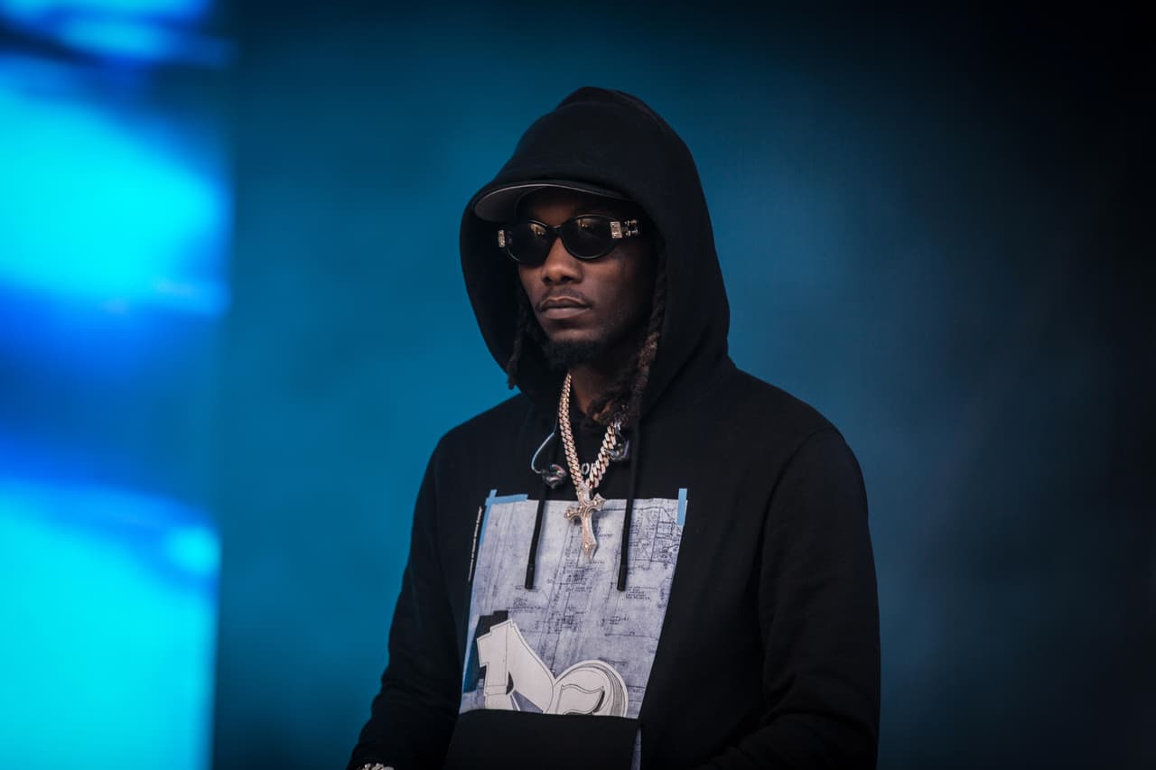 El reporte se recibió aproximadamente a las 8 de la noche (hora local) y poco después 
<b><a href="https://www.univision.com/famosos/abogado-de-offset-califica-de-vergonzosa-orden-de-arresto-en-su-contra-por-destrozarle-el-telefono-a-un-fan-fotos" target="_blank">la policía detuvo al cantante</a></b>, de 28 años, y a otros miembros de su equipo de trabajo.