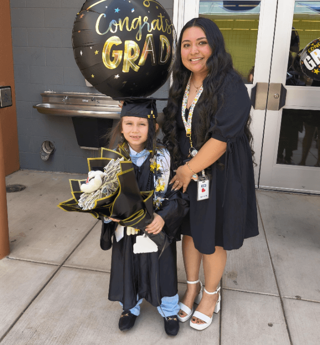 Se acaba de graduar del kinder garden, dice la foto de Nauj Esquer.
