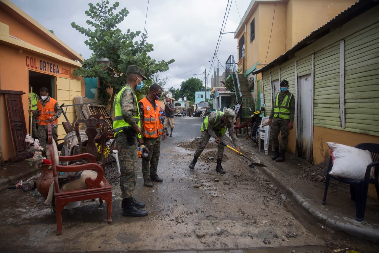 Los soldados realizan trabajos de limpieza en la ciudad de Hato Mayor.