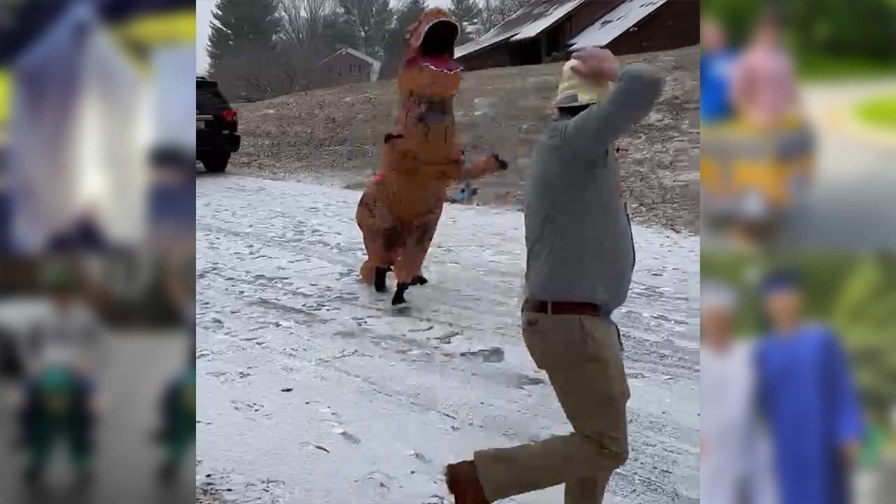 Un tiranosaurio rex persiguiendo a un arqueólogo provocó las risas de los niños y los vecinos.