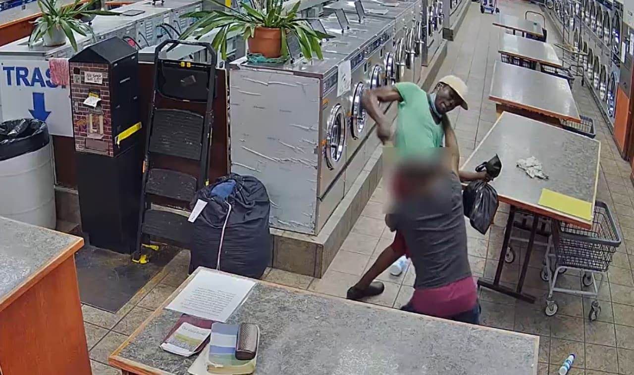 Sospechoso ataca con martillo a empleado de lavandería en Brooklyn
