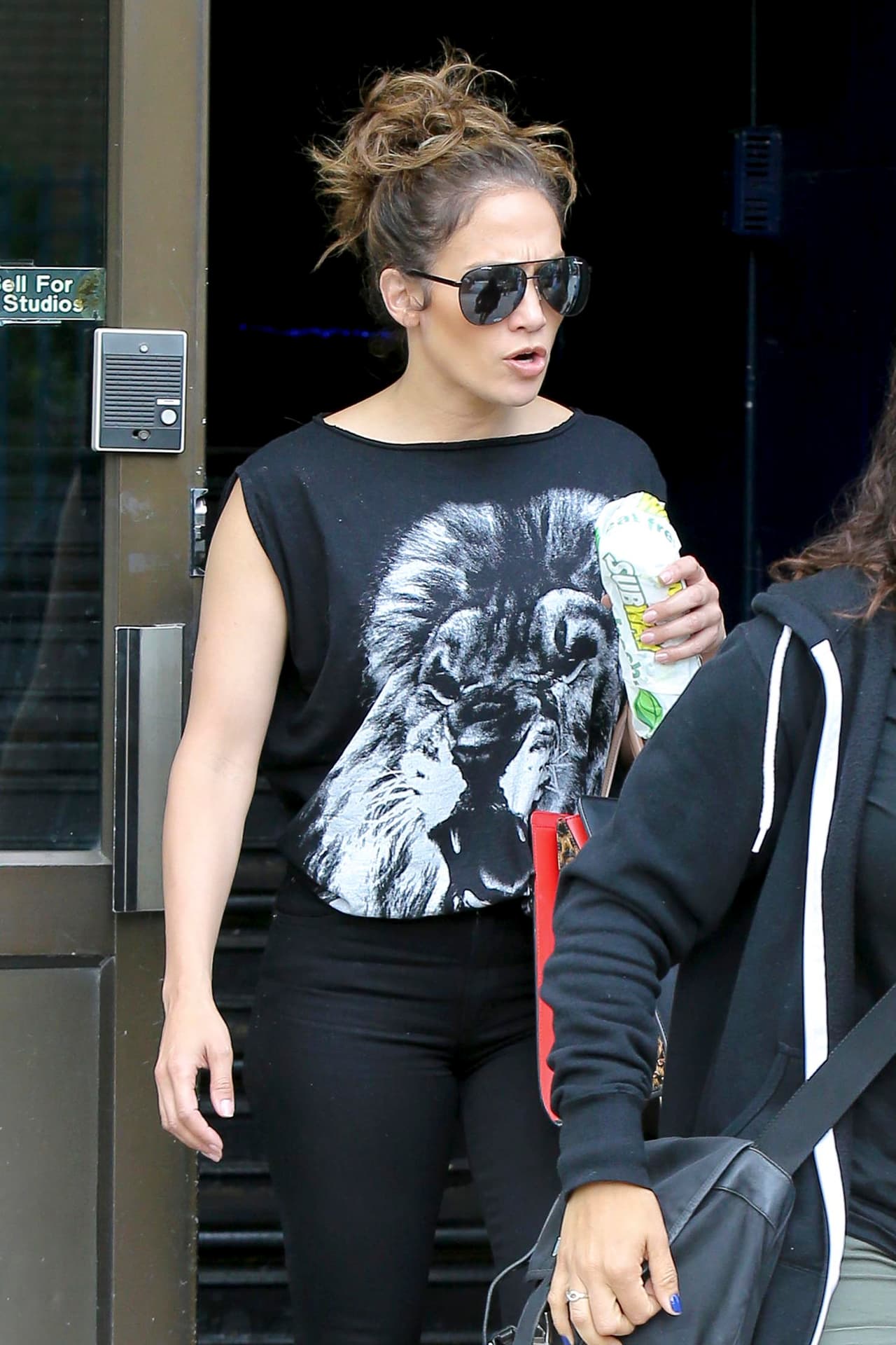 Jenni salió a comprar un sencillo bocadillo, para aplacar el hambre entre cada locación.