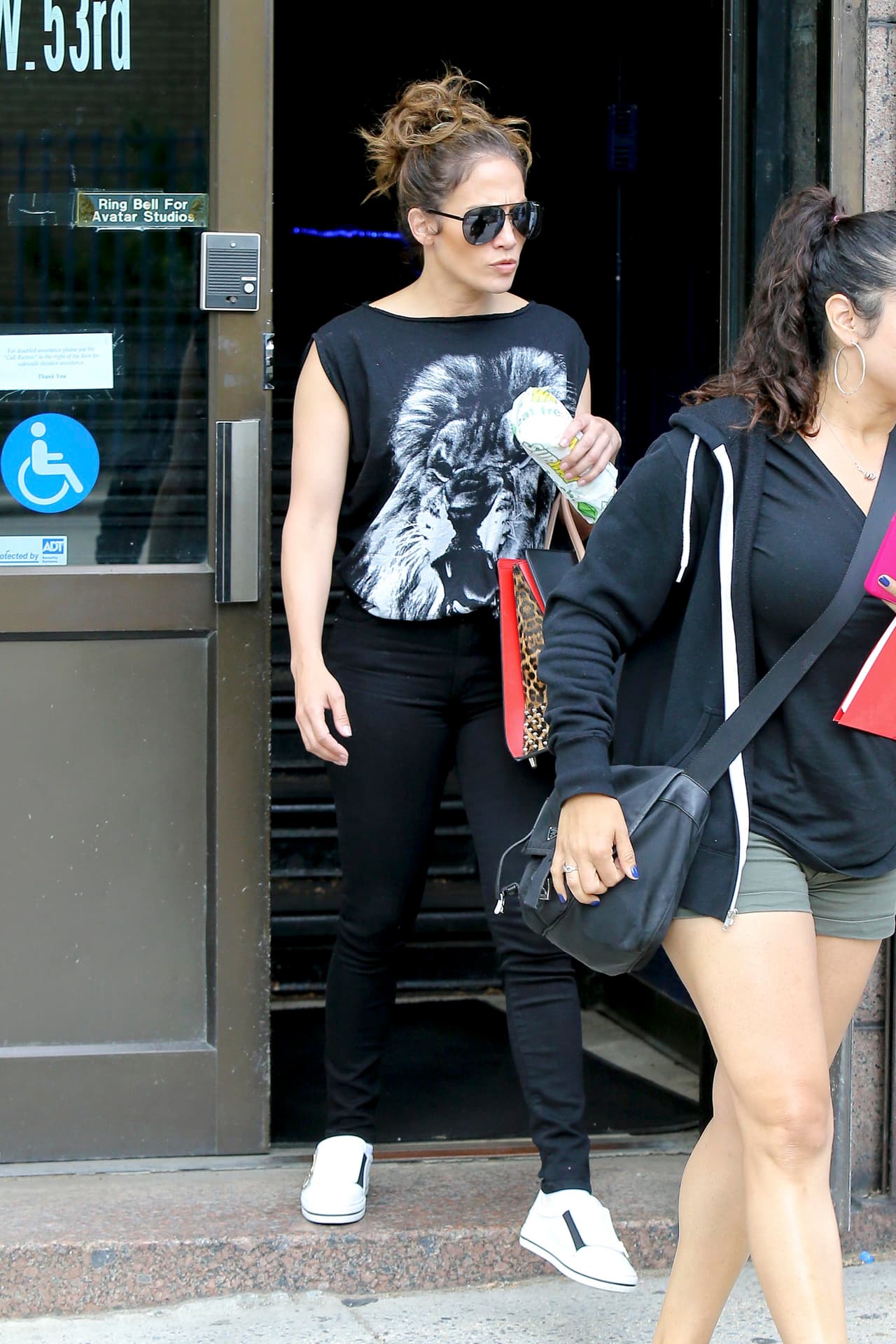 Estarás de acuerdo en que por muy casual que sea el atuendo, si llevas la bolsa o los zapatos correctos, le das un giro por completo inesperado.