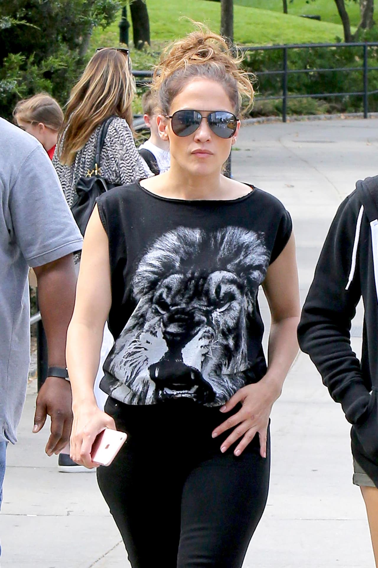 La cantante apareció de manera sencilla por las calles de New York, luciendo un black outfit, que incluyó jeans, playera y unos tenis blancos.