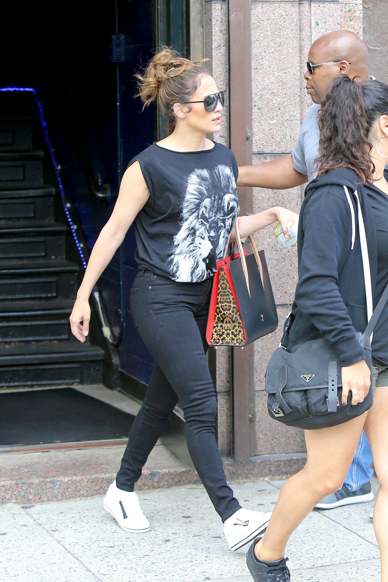 Además, este modelo lo combinó con uno de sus bolsos favoritos.