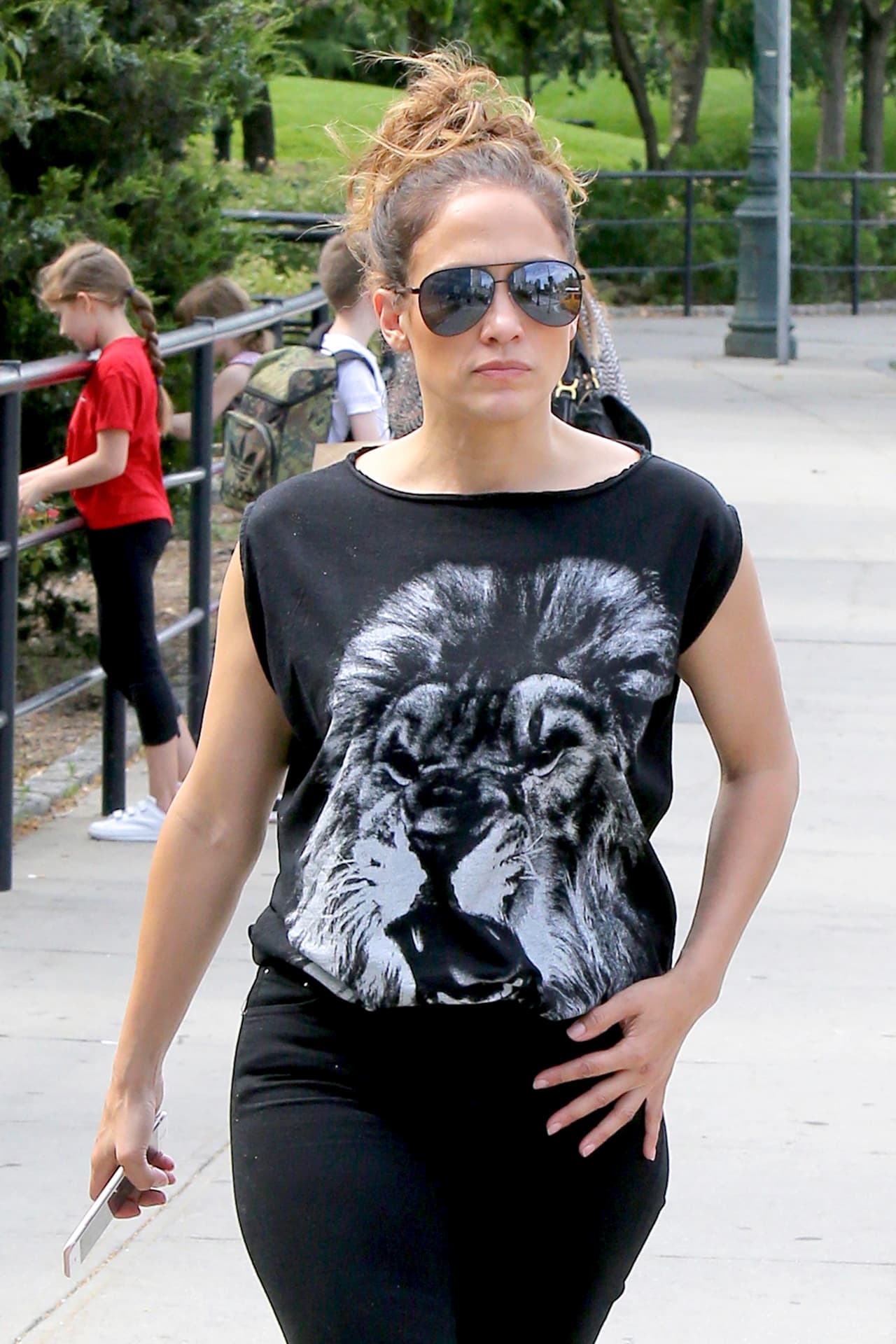 JLo sabe de estilo, para toda ocasión y en este atuendo, aunque parece sencillo, lució muy chic.