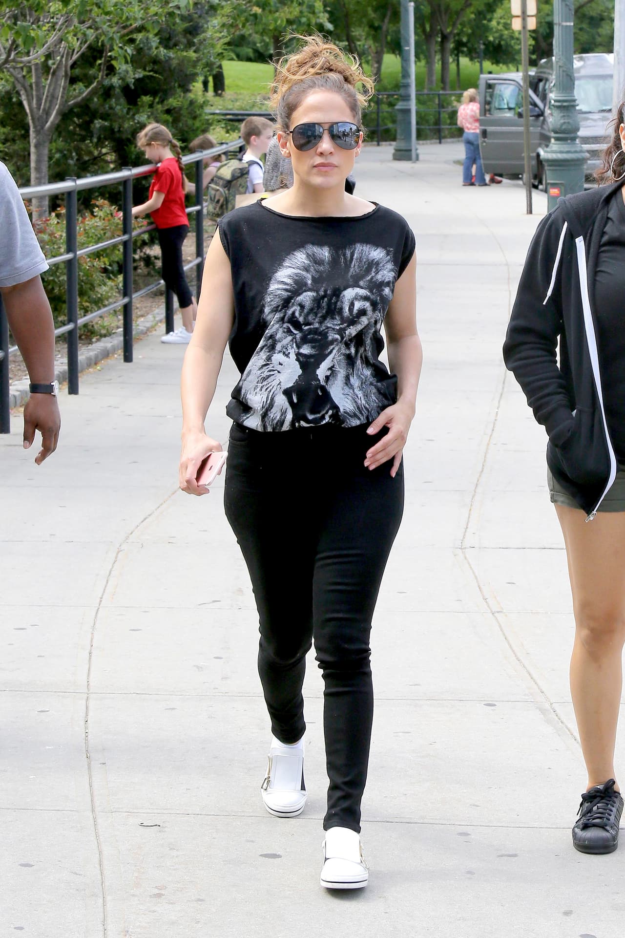 Combinó con unos lentes oversized en negro y el cabello recogido.