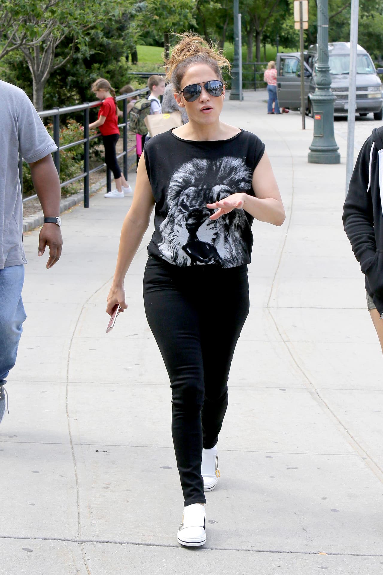 Hello Sis! JLo no dejó pasar la oportunidad de saludar a las cámaras de los paparazzis que la captaron, a quienes les respondió con un sáludo muy cool.