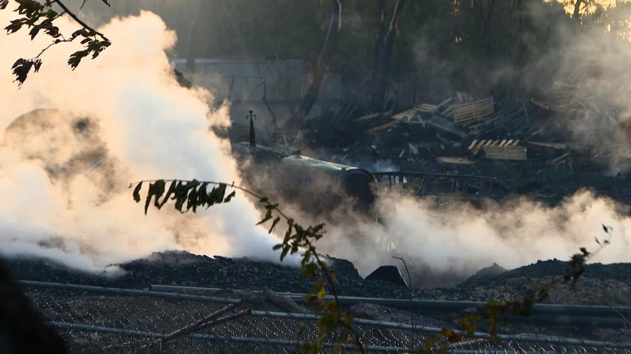 Al llegar al lugar, los bomberos encontraron
<b>múltiples palets de madera ardiendo y el fuego ya en estado avanzado</b>.