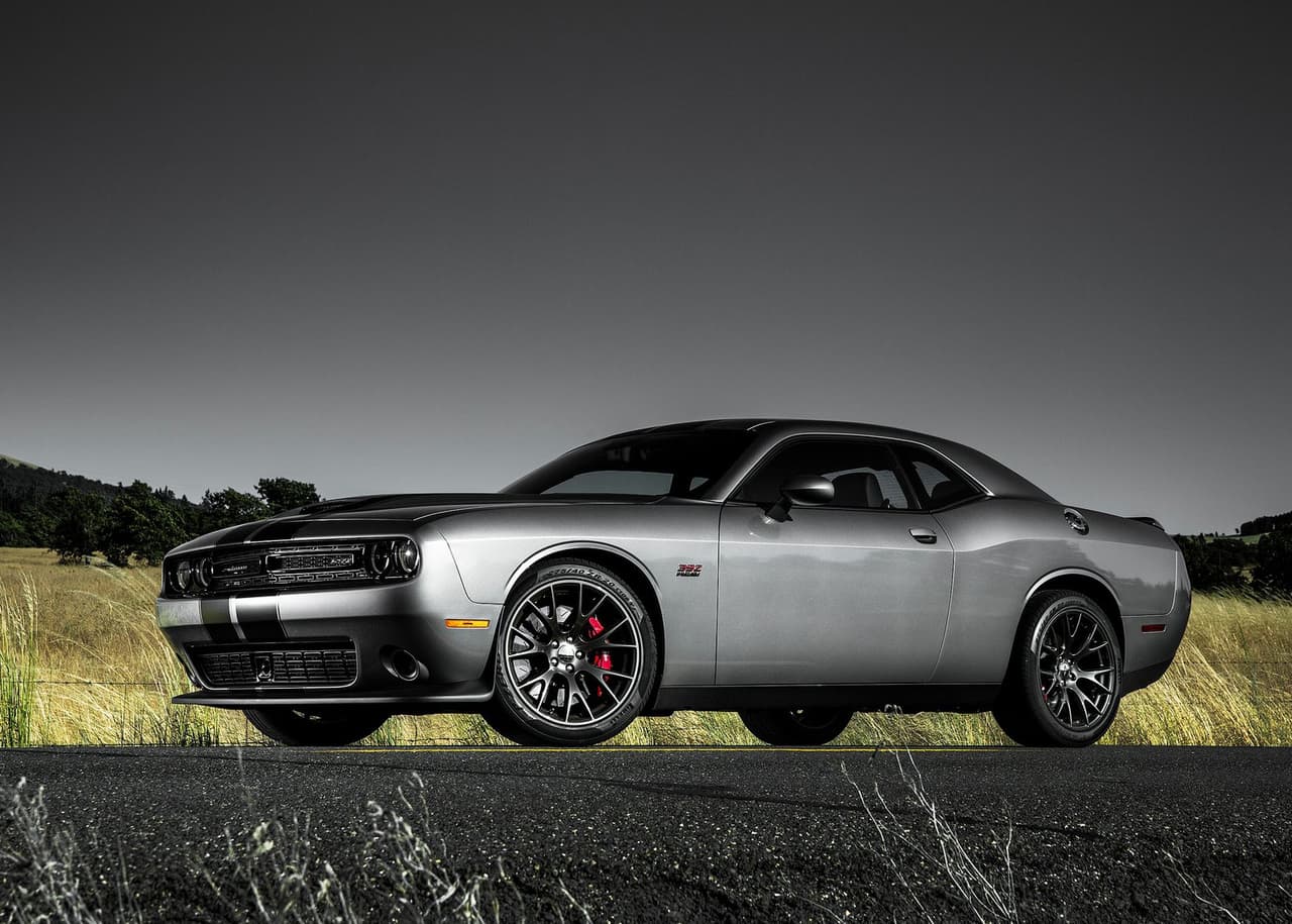 Cierra esta galería otro 
<i>muscle car</i> que puebla (o pobló) el lujoso establo de LeBron James. Se trata de un 
<b>Dodge Challenger SRT</b>, el cual dispone de un motor V8 de 6.4 litros con 485 caballos de fuerza. En la imagen vemos el modelo 2015 que actualmente ronda los 40,000 dólares.