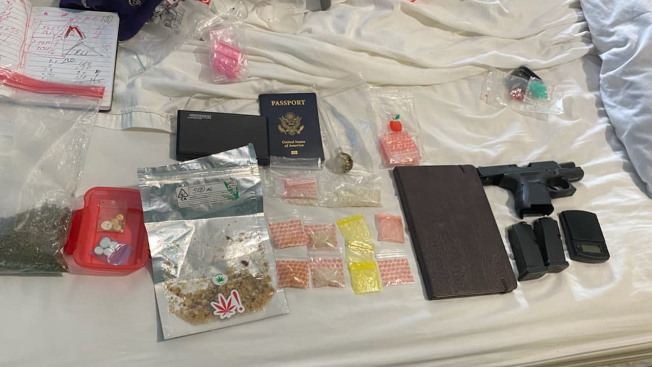 Los dos hombres fueron identificados gracias al vehículo. Alexander Camillo fue arrestado en un motel. Las autoridades señalaron que tenía una orden de arresto pendiente por robo, al momento de la detención hallaron en su poder drogas, un arma, mercancía robada con valor de 8,000 dólares.