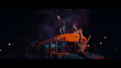 Balvin lleva entonces la 'party' encima de un autobús escolar.
