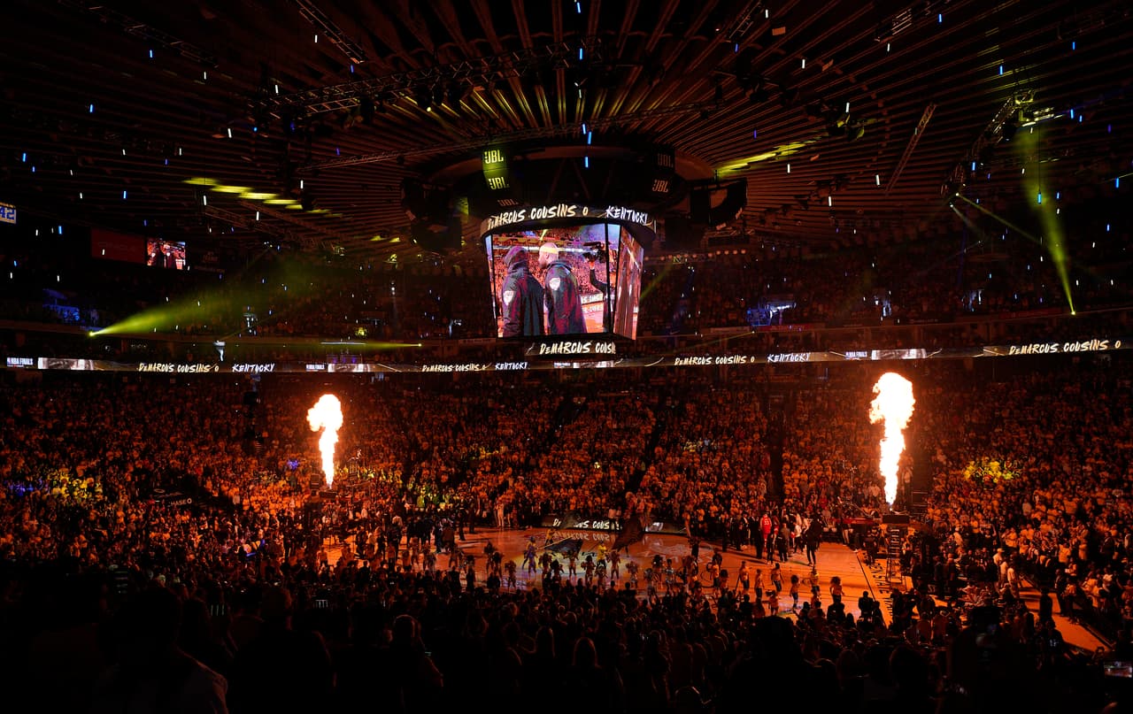 Los aficionados han sido una pieza clave en el éxito de Golden State cuando juegan como local. Adentro, los decibeles son tan altos que al Oracle Arena también se le conoce como 'Roaracle Arena' y ha sido catalogado como el estadio más ruidoso de toda la NBA.