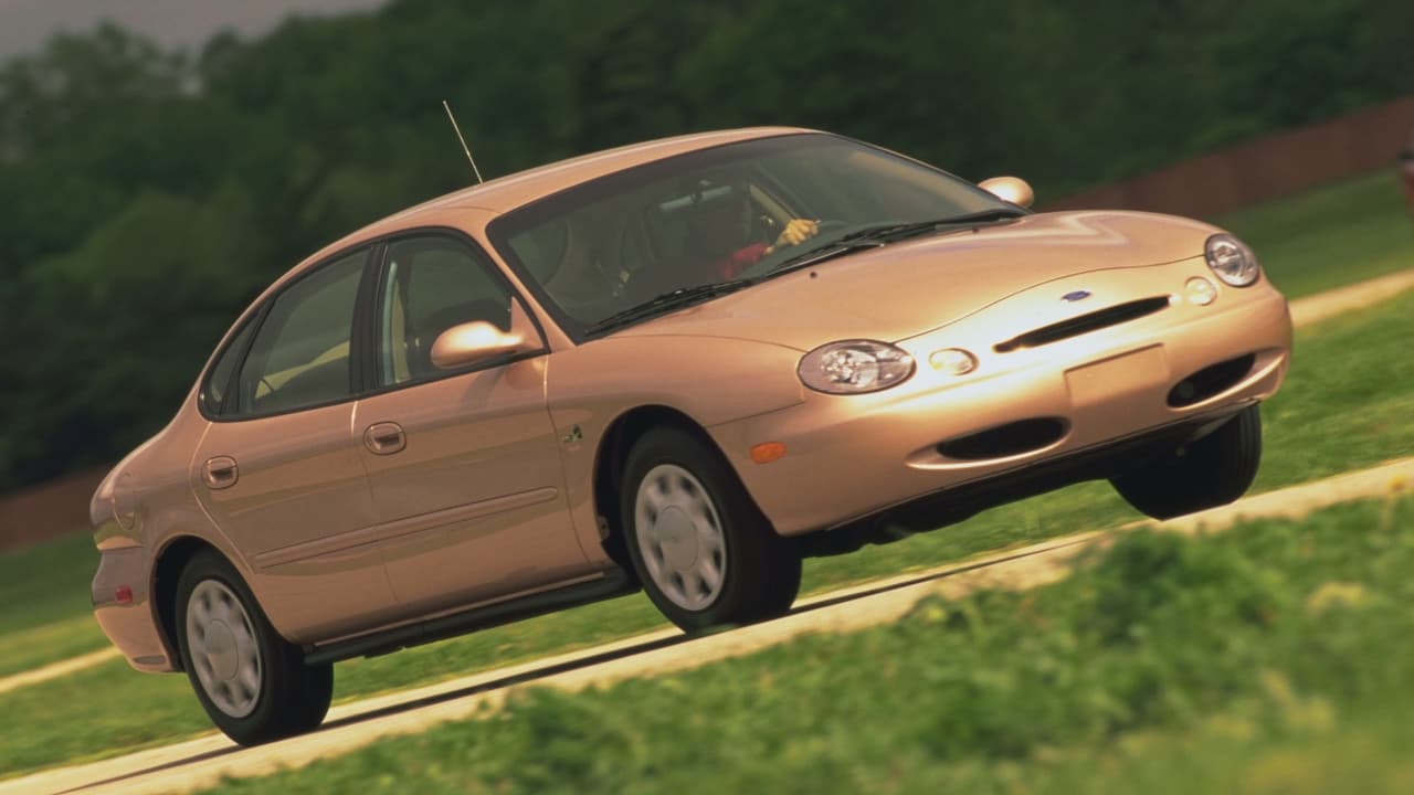 <h3 class="cms-h3-H3">7<b>. Ford Taurus 1996-1999.</b> </h3>
<br>
<br>La segunda generación del Ford Taurus pasará a la historia por ser el caso más claro e inexplicable en el que un fabricante asesina a una exitosa y rentable línea de vehículos sin razón alguna. A finales de 1995 cuando esta generación del Ford Taurus fue presentado, el auto que la precedió tenía siete años como el automóvil más vendido en Estados Unidos. Este chorizo sobre ruedas se encargó de que ese no fuese el caso por mucho más tiempo, abriendo una ventana al Toyota Camry y al Honda Accord los cuales se han alternado en el primer lugar desde entonces.
