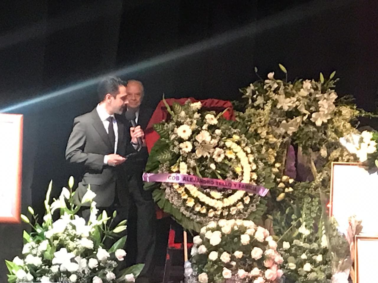 Mientras que Daniel relató varias anécdotas: "Era impuntualísima. Sé que ahora estás disfrutando de nuevo a Efraín tu papá, te quiero mucho".