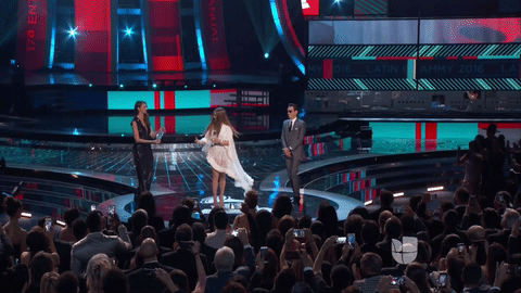 Cerró su gran speach con la frase: "Es un orgullo entregarle el premio al amor mio...".