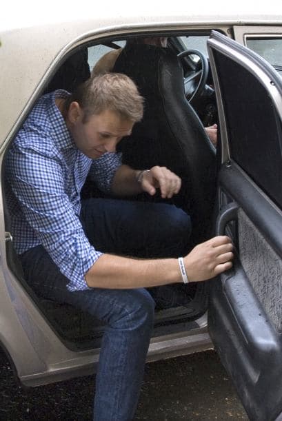 El alcalde en funciones de Moscú, Serguéi Sobianin, se pronunció a favor de que el dirigente opositor Alexéi Navalny se presente a las elecciones al Ayuntamiento de la capital rusa del próximo 8 de septiembre. Navalny decidió retirar su candidatura tras ser condenado la víspera a cinco años de cárcel en un caso de robo de madera y fraude, lo que de hecho le inhabilitaba para tomar parte en unas elecciones. Después de su arresto, condena y posteriores demostraciones en St. Petersburg y otras ciudades rusas, el bloguero fue puesto en libertad en forma inesperada. Al quedar en libertad hasta que se resuelva la apelación de la sentencia, el opositor podría concurrir teóricamente a los citados comicios. Tras abandonar la prisión preventiva de la ciudad de Kírov, unos 900 kilómetros al este de la capital, Navalny señaló que tomara una decisión cuando vuelva a casa. Mientras, el veterano opositor liberal, Borís Nemtsov, animó hoy a Navalny a postular su candidatura, "continuar hasta el final y ganar". "Estoy convencido de que si en las elecciones recibe más de un millón de votos, no se atreverán a encerrarlo. La garantía de inmunidad de Navalny depende directamente del apoyo popular", apuntó. Navalny, bloguero anticorrupción que sacó a la luz los trapos sucios del partido del Kremlin, era considerado hasta su condena ayer a cinco años de cárcel el dirigente opositor con mayor gancho electoral. Los analistas no creen en una posible victoria de Navalny en las elecciones a la alcaldía, pero consideran que su condena sí puede traerle réditos electorales. Uno de los organizadores en diciembre de 2011 de las mayores protestas antigubernamentales desde la caída de la Unión Soviética, Navalny fue el dirigente más votado cuando la oposición extraparlamentaria decidió crear un consejo coordinador.