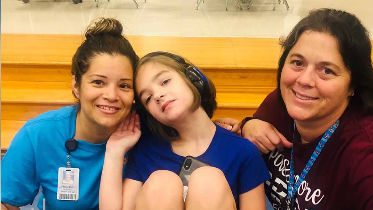 “Algunos incluso me llaman comadre y yo los llamo compadres, yo tengo la oportunidad de darles un poquito de alegría y así lo hago, ser custodia no es sólo andar limpiado, es estar pendiente de que los niños estén bien”, agrego la señora Esther.
<br>