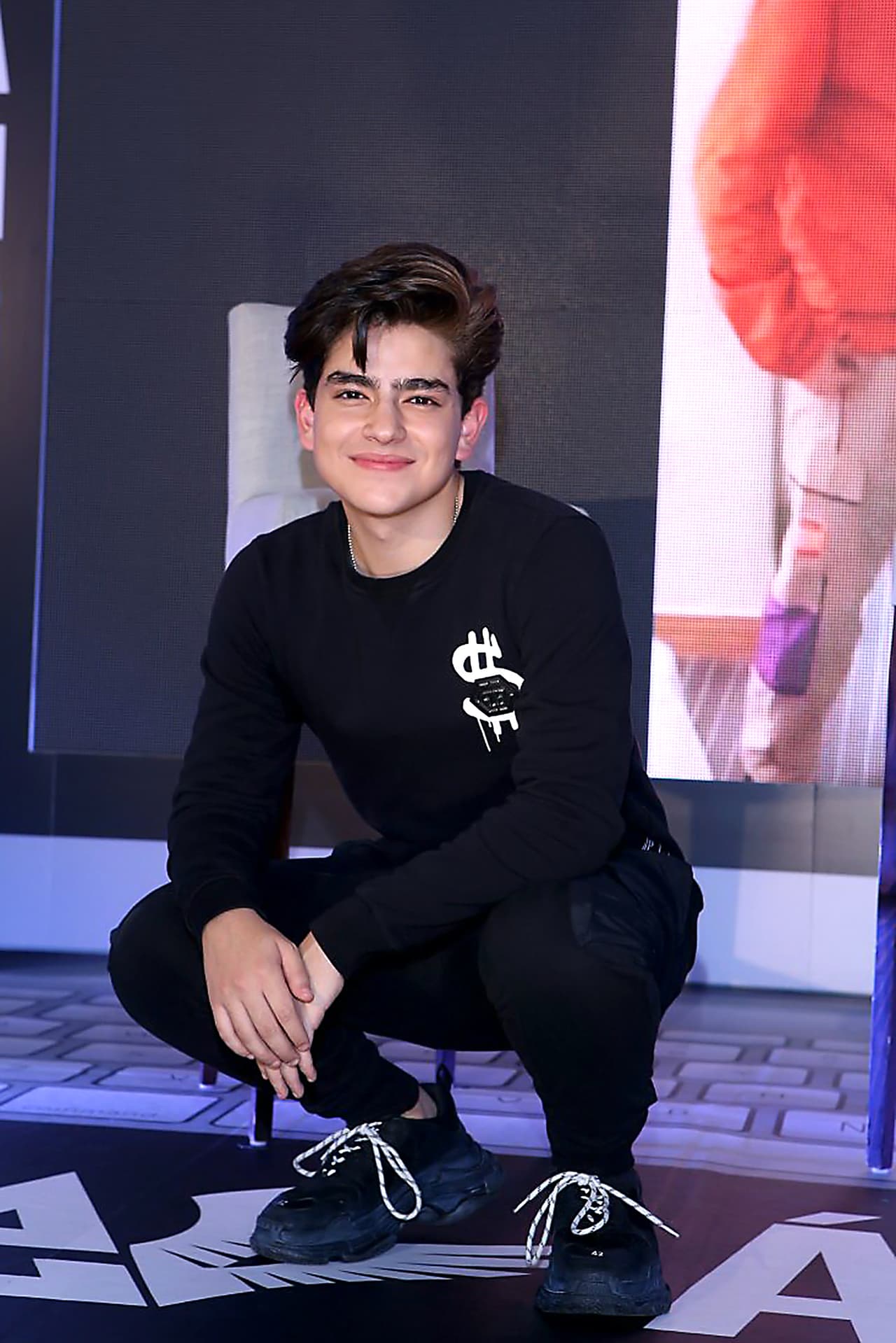 El hijo mayor de la cantante,
<b> Ángel Gabriel,</b> consolo 17 años apostó por su propia carrera musical.