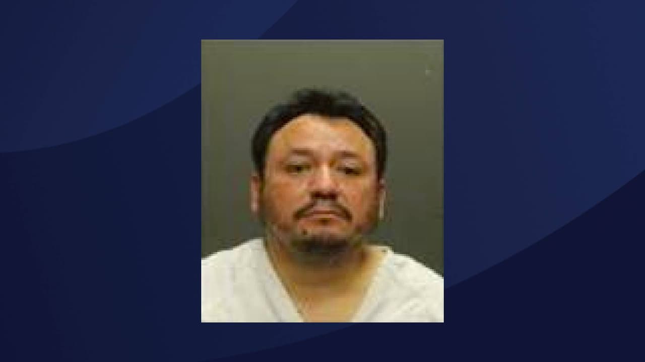 De acuerdo con las autoridades estatales, Rojas-Armenta 
<b>se declaró culpable de un cargo de conspiración para cometer posesión de drogas peligrosas para la venta</b> (metanfetamina) y posesión de un narcótico (cocaína) para la venta 
<i>en una cantidad superior al umbral legal.</i> “El 16 de marzo de 2022, un juez del Tribunal Superior del Condado de Pima sentenció a Rojas-Armenta a 
<b>3 años en el Departamento Correccional de Arizona</b>”, se lee en el comunicado de la Oficina del Fiscal General de Arizona. 
<br>